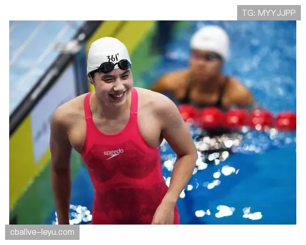 张雨霏泳池边拿香槟喝,隔壁泳道都懵了这是比赛现场? 张雨霏泳池边拿香槟喝,隔壁泳道都懵了这是比赛现场?