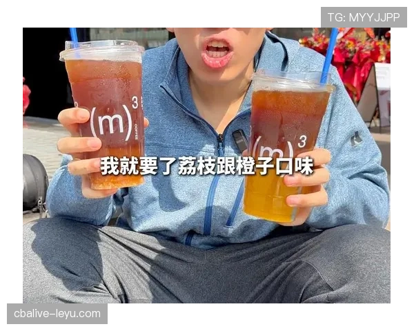 拉皮诺又穿那件亮片夹克去训练了，场边喝冰美式的样子像刚开完董事会